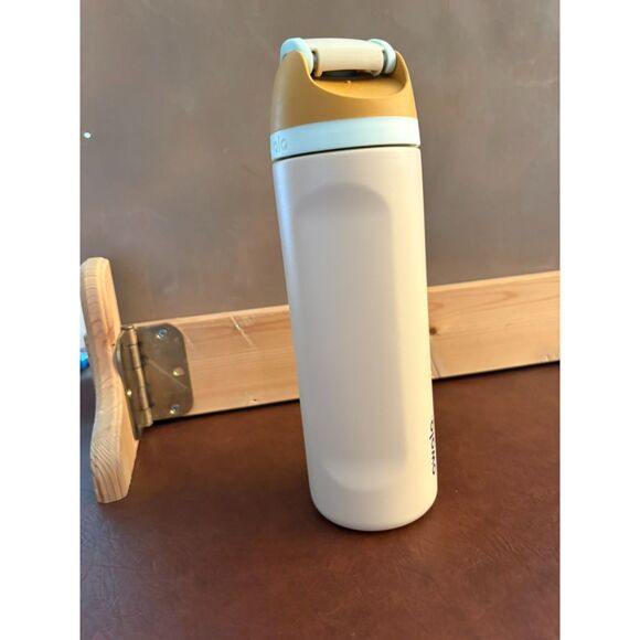 24 oz Stainless Steel Owala Water Bottle - Picture 3 of 8